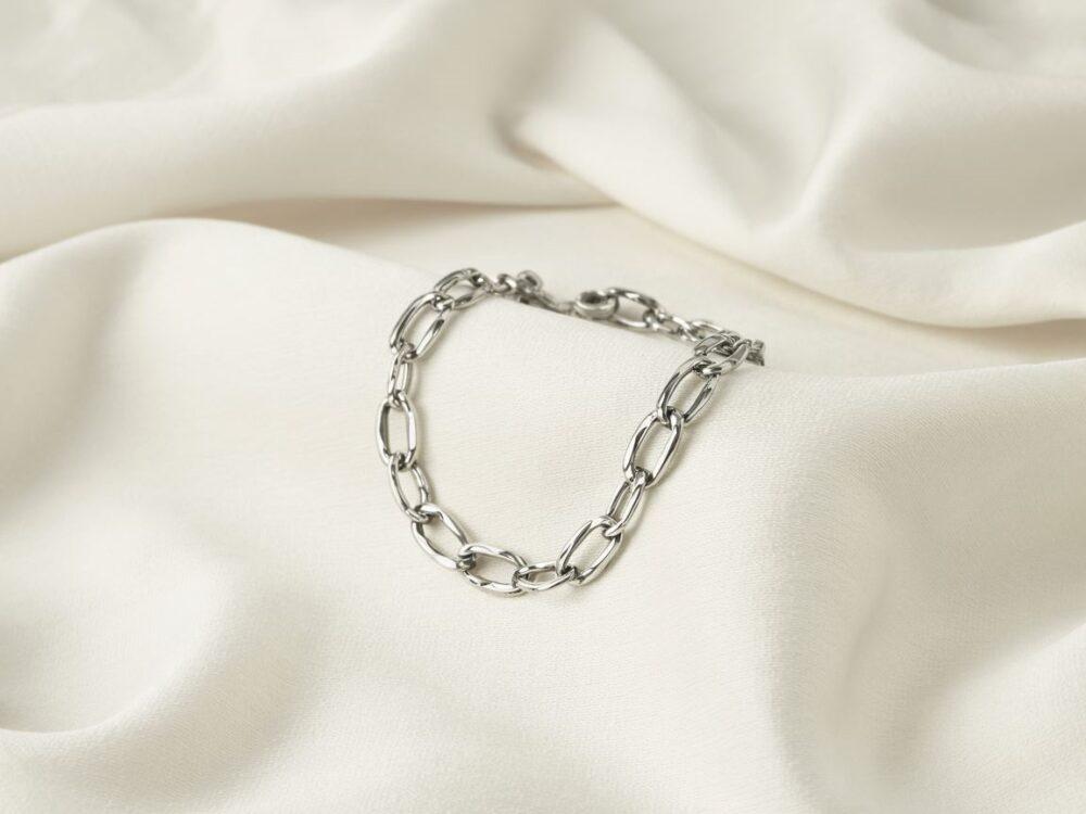 biżuteria srebrna na białym tle