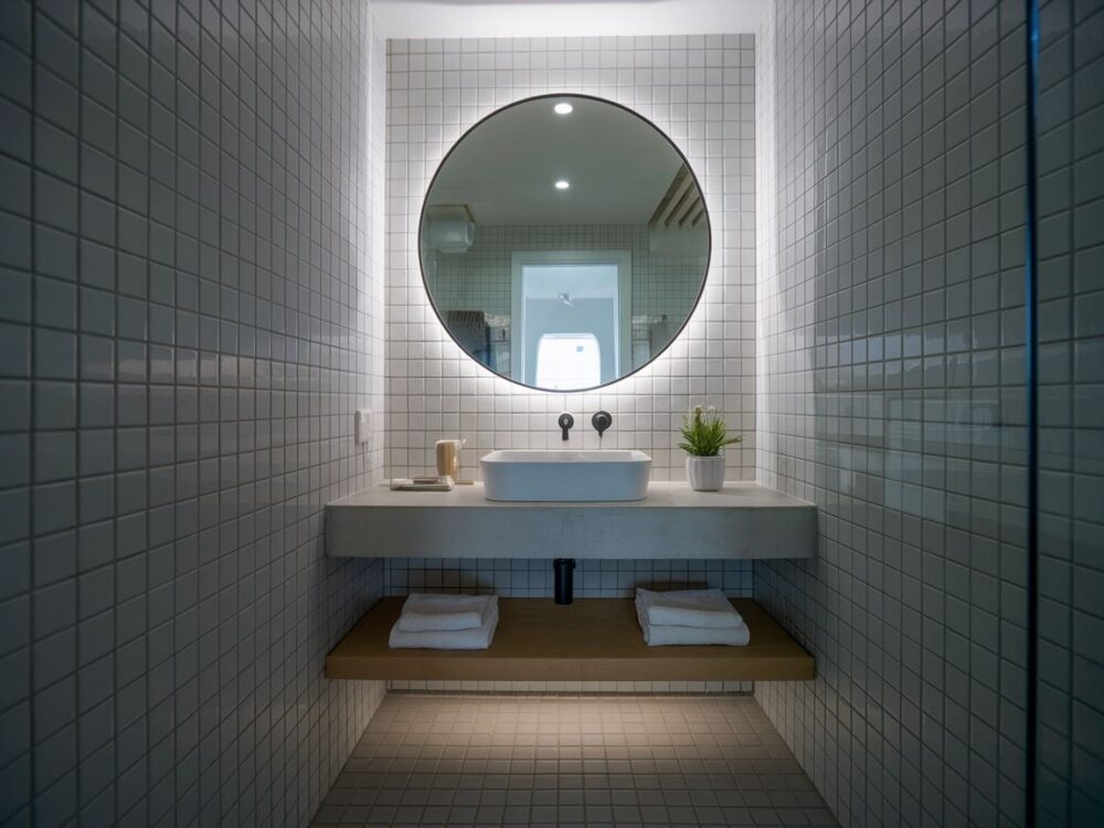 lustro okrągłe w małej łazience