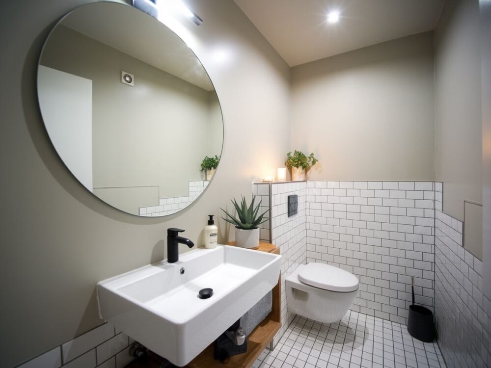 minimalistyczna łazienka z dużym lustrem