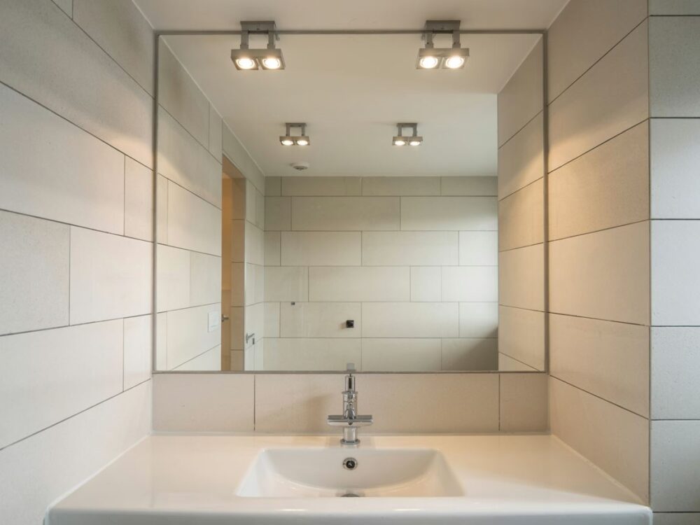 minimalistyczne oświetlenie łazienkowe