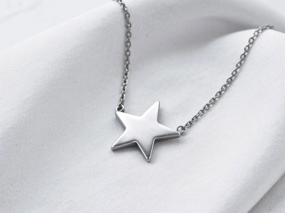 minimalistyczny naszyjnik stalowy