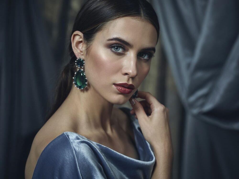 modne kolczyki z kryształami