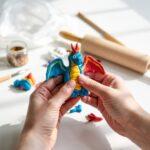 ręce lepiące figurkę