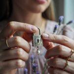 ręce przy kolczyku angielskim