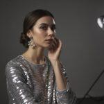 stylowe kolczyki i cekinowa sukienka