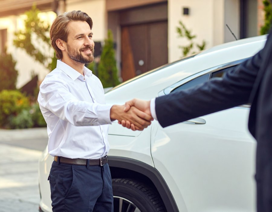 Uścisk dłoni po ustaleniu warunków sprzedaży samochodu